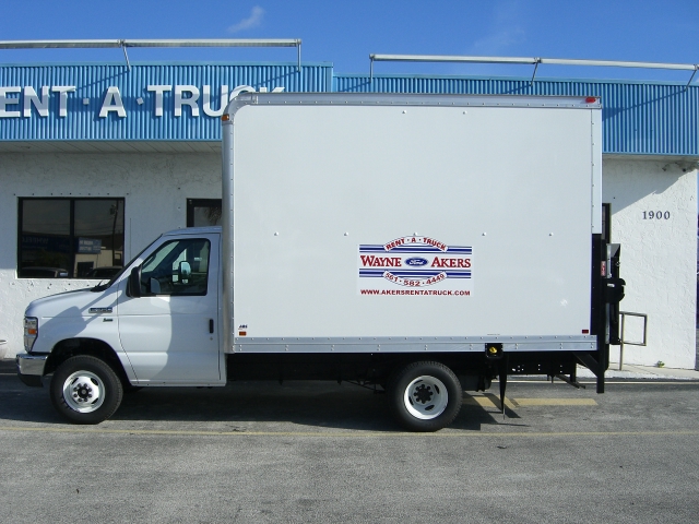 rent the Moving Truck Rental with Lift Gate | 640 x 480